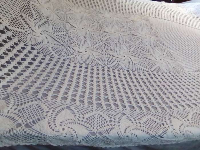 A extra large Hand Crocheted oblong/oval Tablecloth Size: 2.8mx1.7m in Excellent condition.