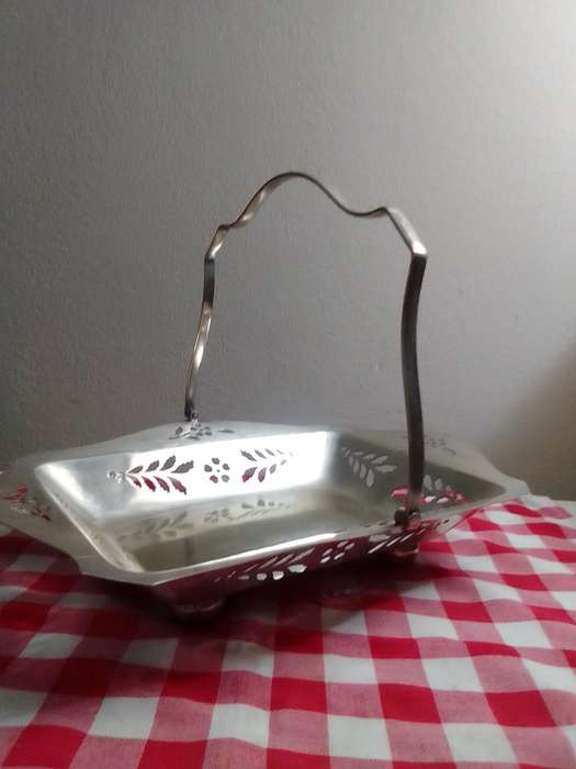A beautiful EPNS Serving/Centre piece/dish for display and has 4 Bun feet.