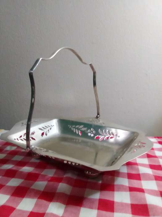A beautiful EPNS Serving/Centre piece/dish for display and has 4 Bun feet.