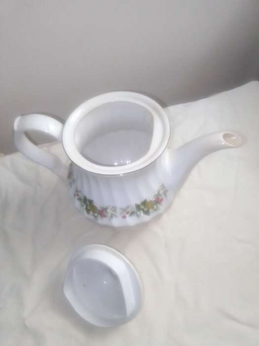 Vintage 1946. Kettle and Cosy K Aynsley & co. Ltd Wat 1869. In Good condition NO cracks or Chips.