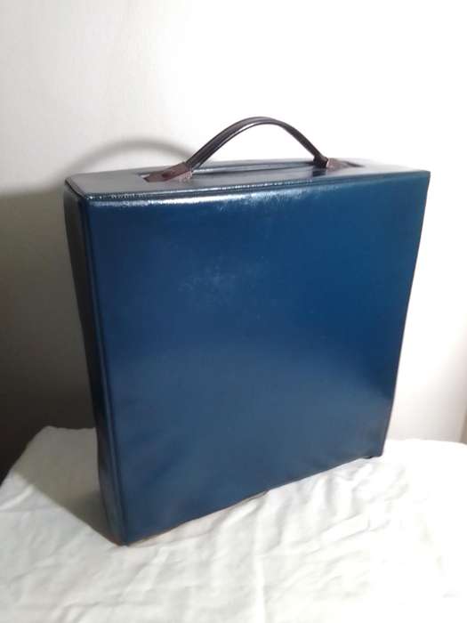 Reduced!!! Vintage Olivetti Dora Manuel Typewriter in Cary case needs TLC and a ribbon re-new.