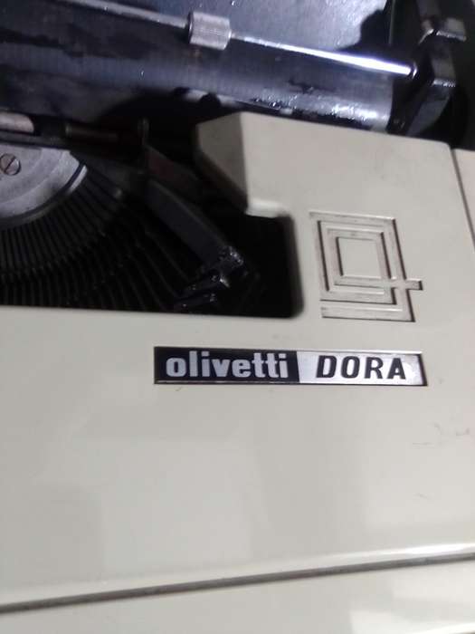 Reduced!!! Vintage Olivetti Dora Manuel Typewriter in Cary case needs TLC and a ribbon re-new.
