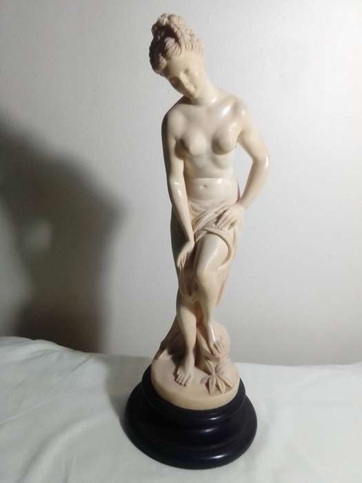 Old vintage G. RUGGERI. Bathing Lady statue on plinth 375mmTall. Vintage from the 1970s