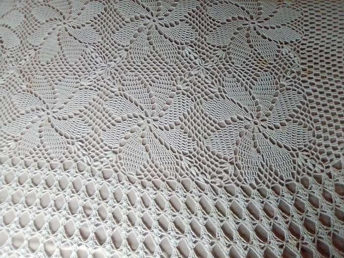 A Hand Crocheted oblong/oval Tablecloth/Bedspread Size: 280cm L x 180cm W in Excellent condition.