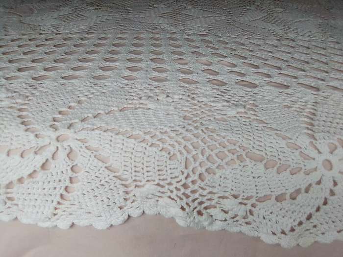 A Hand Crocheted oblong/oval Tablecloth/Bedspread Size: 280cm L x 180cm W in Excellent condition.