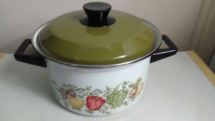 Vintage green lid veggies motif enamel cooking pot with heavy duty base.