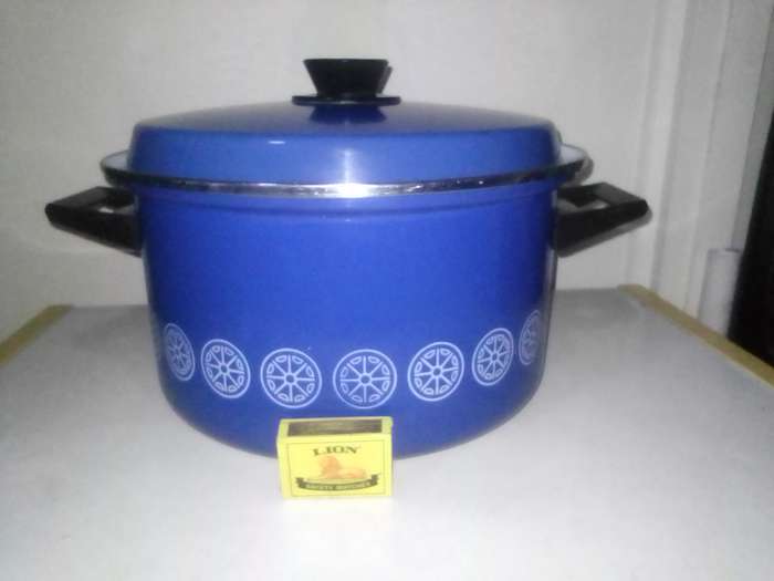 A 8kg's made by "Hendlers" Blue Enamel Cooking heavy based lidded cooking pot.
