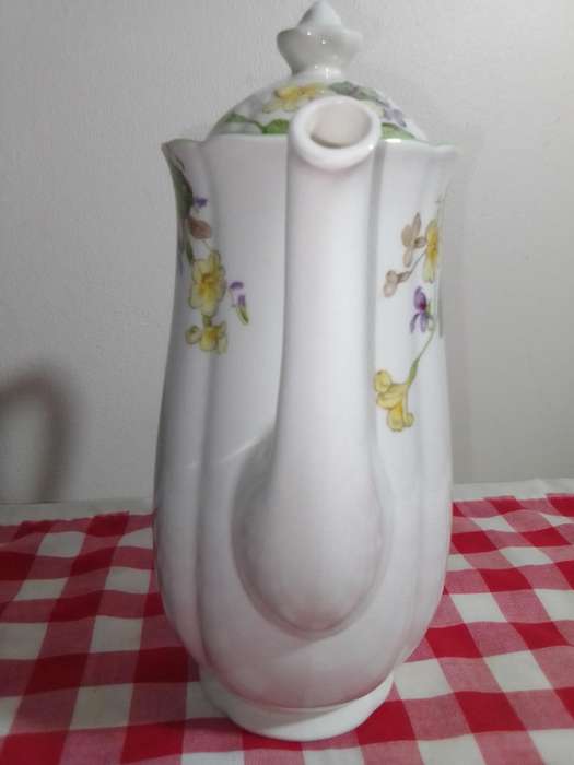 Royal Doulton kettle *April* in good condition for it's AGE.