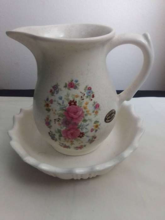 1952 est Vintage Cresent Potteries Water Jug plus Bowl in excellent order/condition.