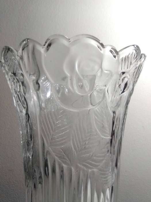 WoW!!! 1960 Large Vintage 255mm Tall Borgonovo Italian clear glass vase with a Rose pattern.