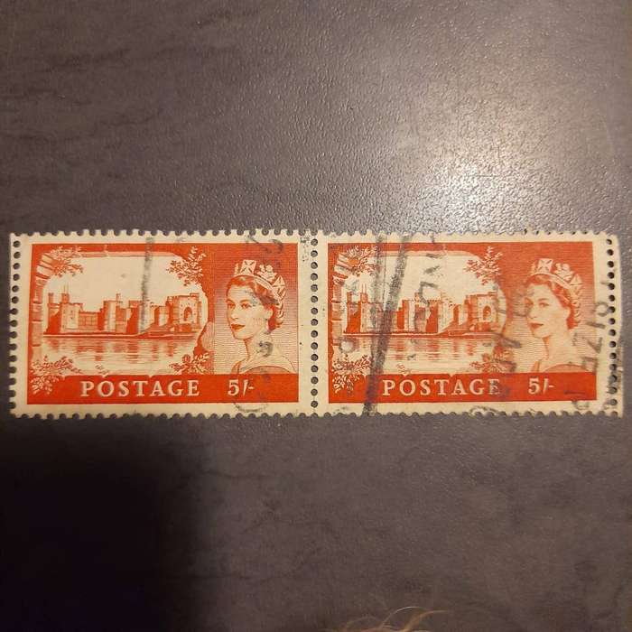 Pair 5/- QEII de la rue Castle stamps