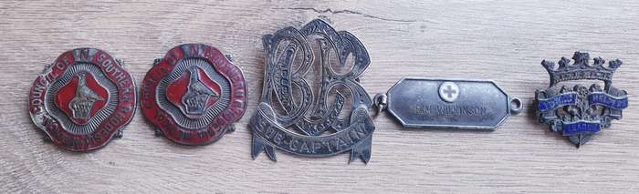 VINTAGE HALLMARKED BADGES SILVER 36g