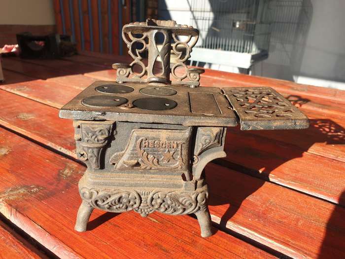 VINTAGE CRESCENT CAST IRON SALESMAN SAMPLE COAL STOVE
