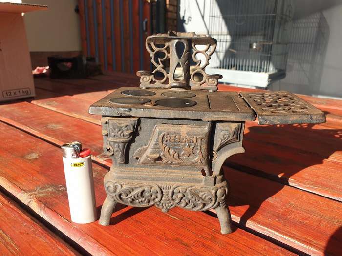 VINTAGE CRESCENT CAST IRON SALESMAN SAMPLE COAL STOVE