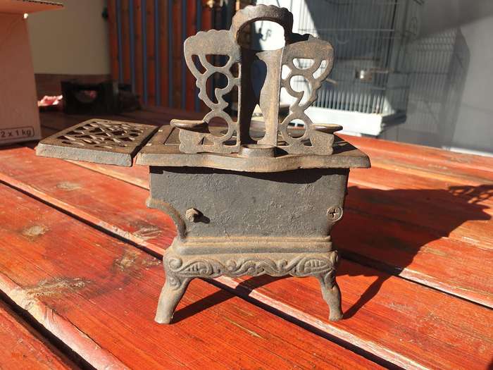 VINTAGE CRESCENT CAST IRON SALESMAN SAMPLE COAL STOVE