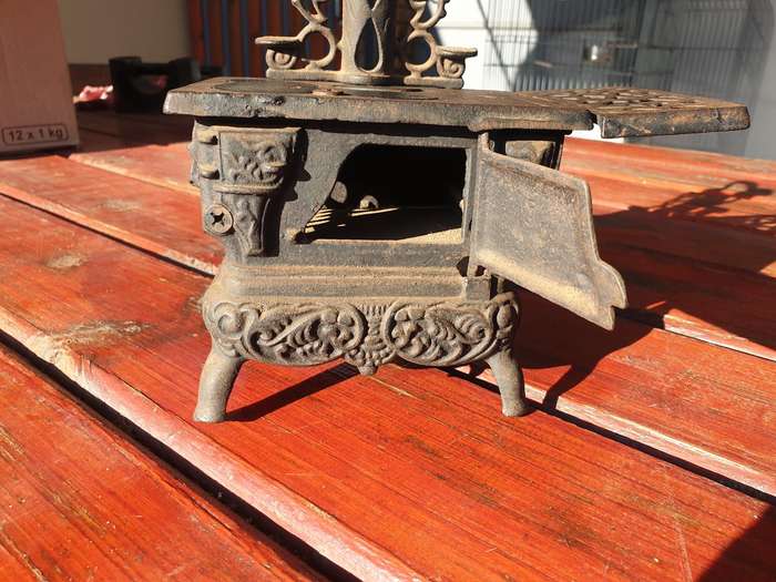 VINTAGE CRESCENT CAST IRON SALESMAN SAMPLE COAL STOVE