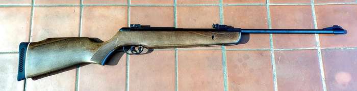 GAMO HUNTER 440 AS NEW 4.5 MM INCLUDING RIFLE BAG.