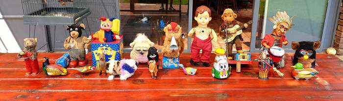 VINTAGE TOY COLLECTION, CLOCKWORK AND BATTERIES