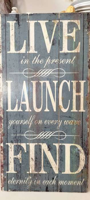 A Beautiful Aged Look Hand Painted Wooden Wall Decoration. (nr2)