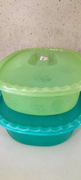 2 x Large Quality Plastic Lidded Fruit/Serving Dishes.