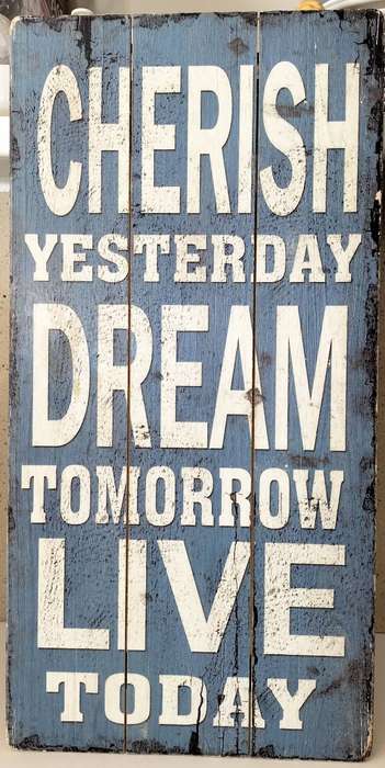 A Beautiful Aged Look Hand Painted Wooden Wall Decoration. (nr1)