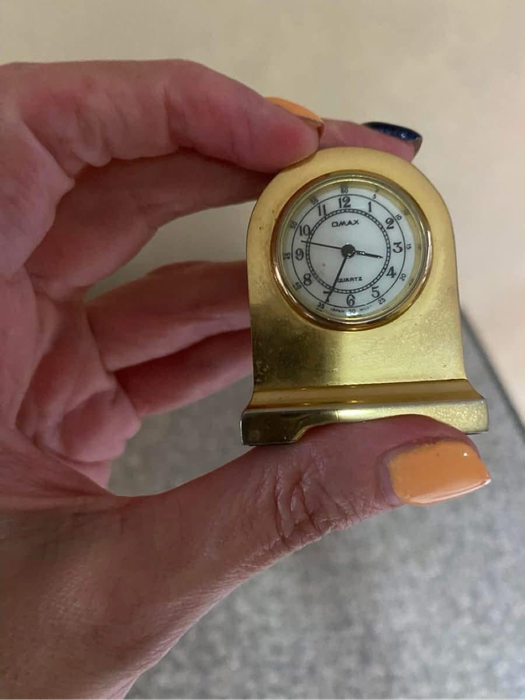 Vintage gold metal miniature clock. Omax quartz. Brand: Omax,