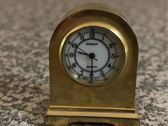 Vintage gold metal miniature clock. Omax quartz. Brand: Omax,