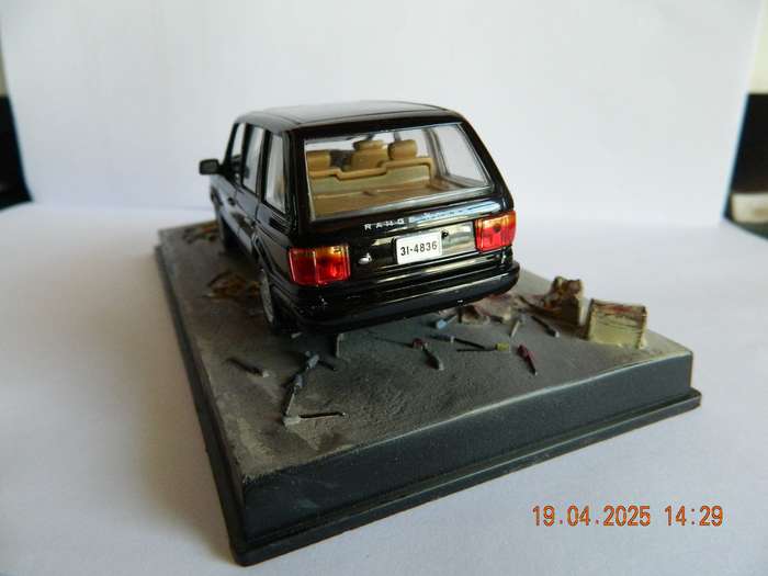UNIVERSAL HOBBIES -  JAMES BOND 007 -  RANGE  ROVER  -  TOMORROW NEVER DIES