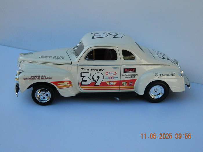 ROAD SIGNATURE   -   1941  -  PLYMOUTH PRO STREET  -  1/18 SCALE