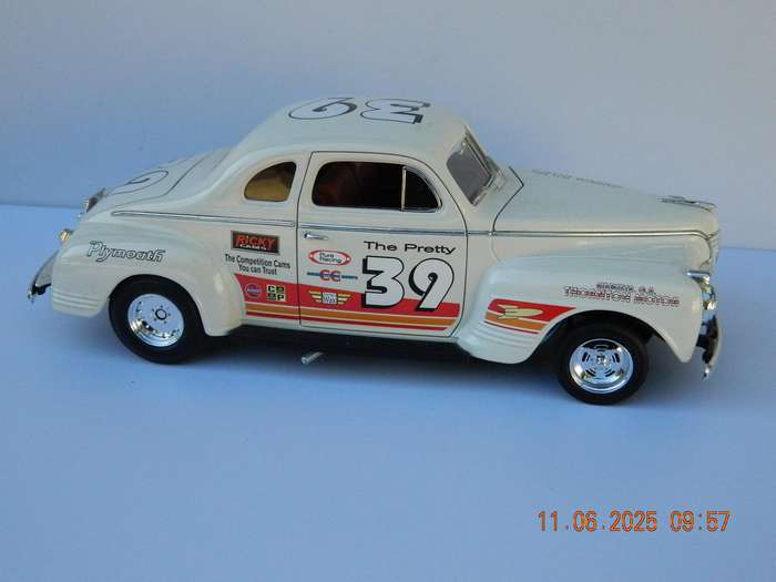 ROAD SIGNATURE   -   1941  -  PLYMOUTH PRO STREET  -  1/18 SCALE