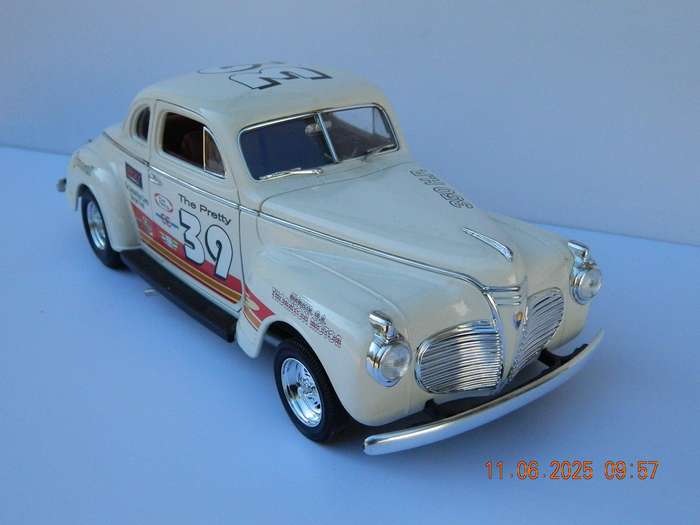 ROAD SIGNATURE   -   1941  -  PLYMOUTH PRO STREET  -  1/18 SCALE