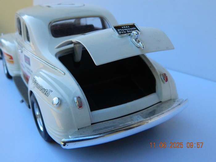 ROAD SIGNATURE   -   1941  -  PLYMOUTH PRO STREET  -  1/18 SCALE