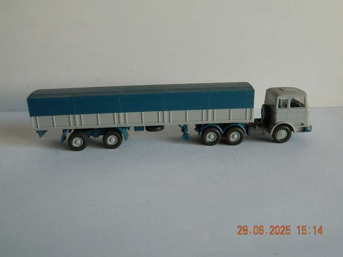 WIKING GERMANY  -   -  MERCEDES-BENZ TRUCK AND TRAILER WITH BARRELS -  HO SCALE