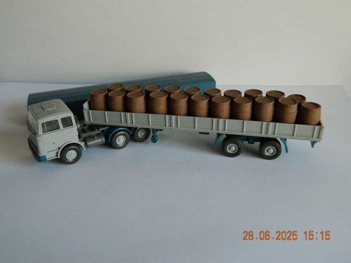 WIKING GERMANY  -   -  MERCEDES-BENZ TRUCK AND TRAILER WITH BARRELS -  HO SCALE