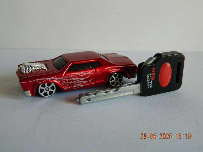 MAISTO -    -  ROSEWOOD  -  BURNING KEY CARS