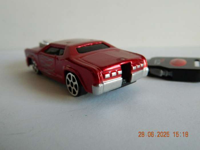 MAISTO -    -  ROSEWOOD  -  BURNING KEY CARS
