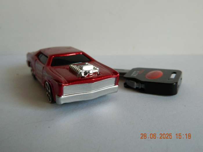 MAISTO -    -  ROSEWOOD  -  BURNING KEY CARS