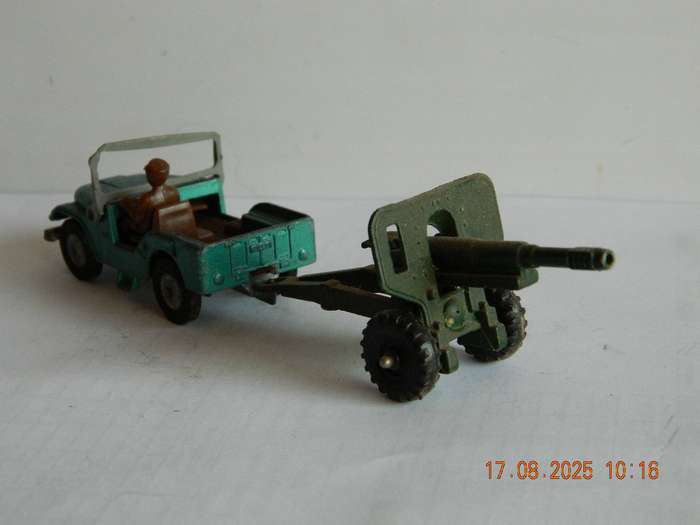 CORGI TOYS   -    JUNIORS  -   -  JEEP AND UNKNOWN CANNON