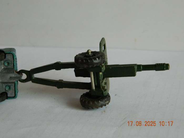 CORGI TOYS   -    JUNIORS  -   -  JEEP AND UNKNOWN CANNON