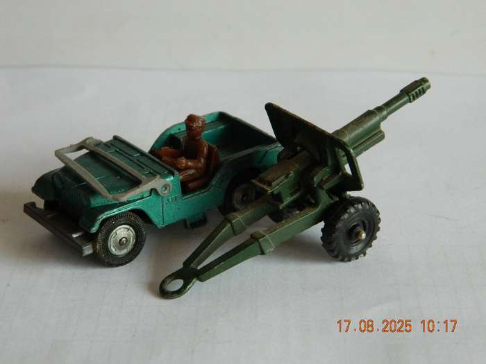 CORGI TOYS   -    JUNIORS  -   -  JEEP AND UNKNOWN CANNON