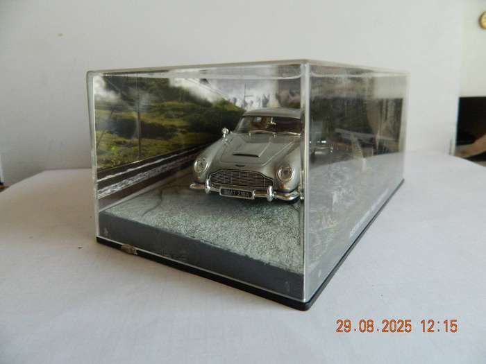 UNIVERSAL HOBBIES -  JAMES BOND 007 -  ASTON MARTIN  DB5  -  GOLDFINGER
