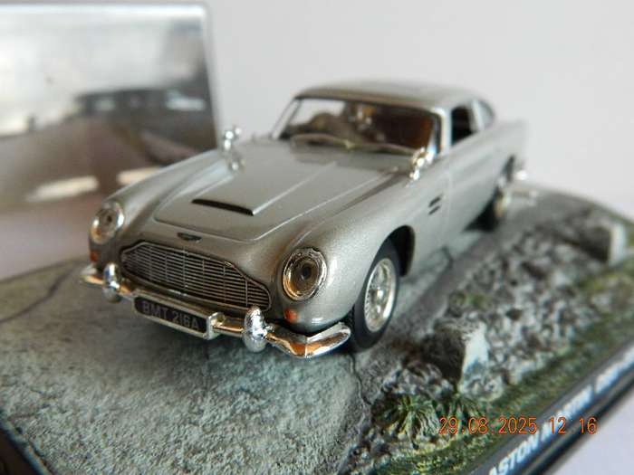 UNIVERSAL HOBBIES -  JAMES BOND 007 -  ASTON MARTIN  DB5  -  GOLDFINGER