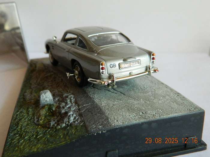 UNIVERSAL HOBBIES -  JAMES BOND 007 -  ASTON MARTIN  DB5  -  GOLDFINGER