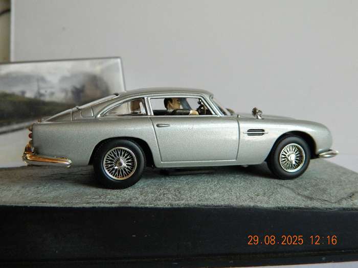 UNIVERSAL HOBBIES -  JAMES BOND 007 -  ASTON MARTIN  DB5  -  GOLDFINGER