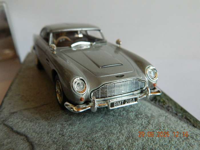 UNIVERSAL HOBBIES -  JAMES BOND 007 -  ASTON MARTIN  DB5  -  GOLDFINGER
