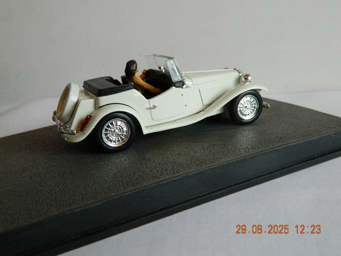 UNIVERSAL HOBBIES -  JAMES BOND 007 -  MP LAFER   -   MOONRAKER