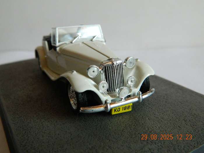 UNIVERSAL HOBBIES -  JAMES BOND 007 -  MP LAFER   -   MOONRAKER