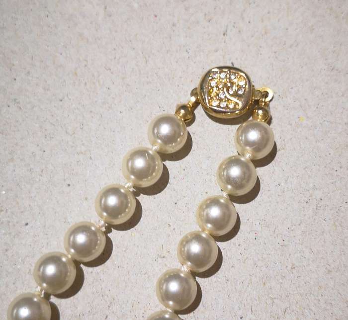 Costume Jewelry - Pearl Necklace