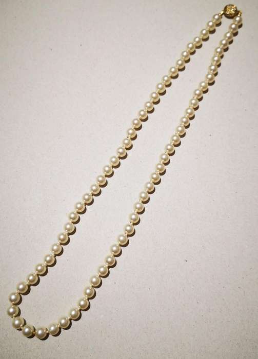 Costume Jewelry - Pearl Necklace
