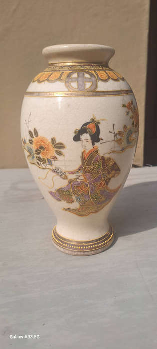 Japanese Satsuma crackle effect pottery vase hand painted beautiful